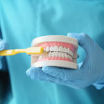 Kompleksowe leczenie dentystyczne – znajdź drogę do zdrowej i atrakcyjnego uśmiechu.